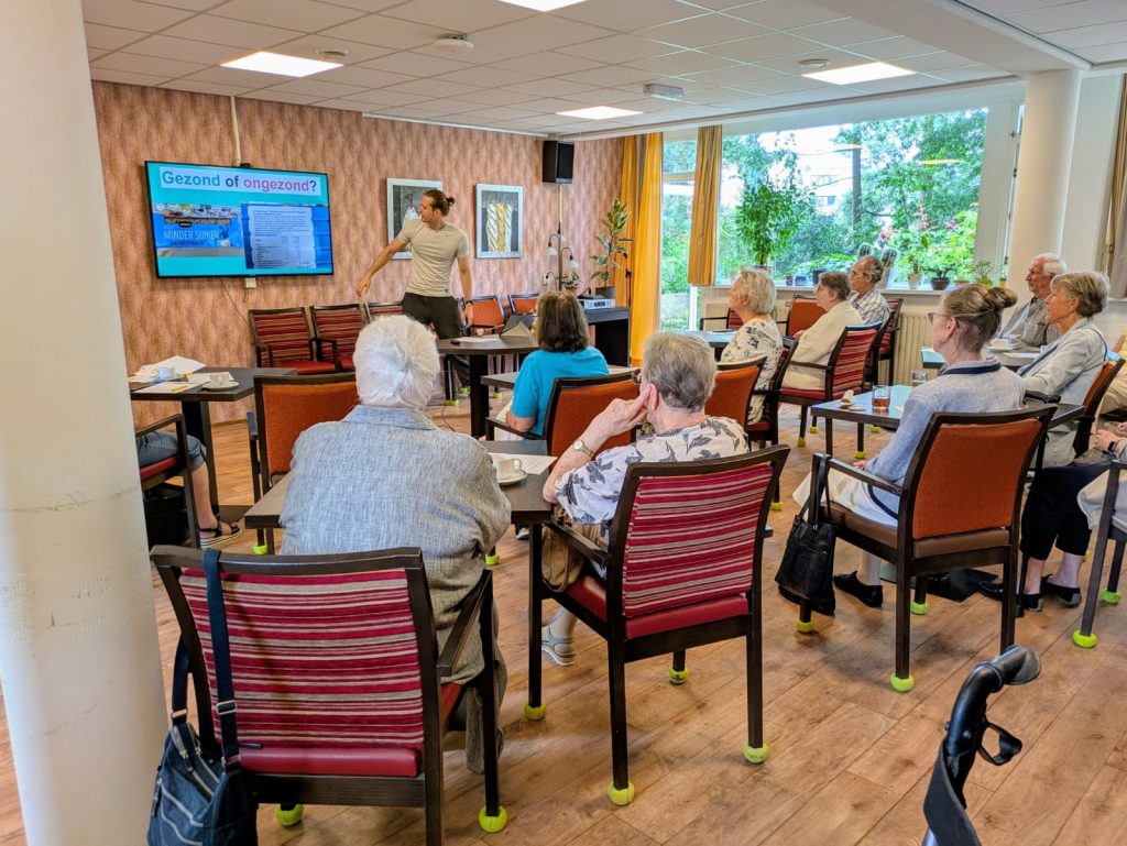 Stoel fitness voor ouderen 65-plusser gym